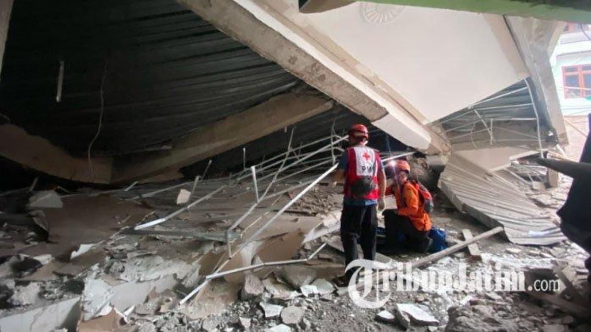 MUSHALA AMBRUK - Sejumlah petugas dari Badan Penanggulangan Bencana Daerah (BPBD) Sidoarjo masih berusaha melakukan evakuasi di area bangunan Pondok Pesantren Al Khoziny Sidoarjo, Jawa Timur, yang roboh, Senin (29/9/2025) sore. Sementara dari dalam reruntuhan, terdengar suara beberapa orang meminta tolong yang diduga santri.