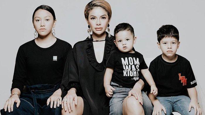 ANAK NIKITA MIRZANI - Nikita Mirzani berfoto bersama ketiga anaknya, Lolly, Arkana dan Azka.