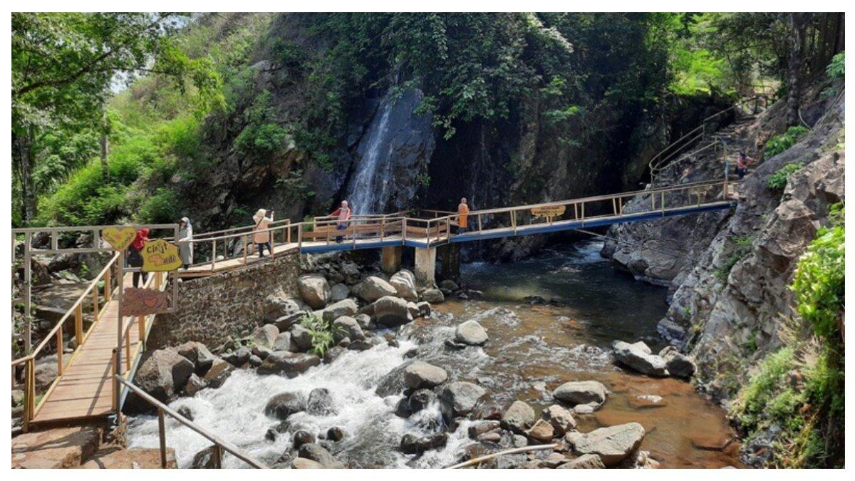 Air Terjun di Majalengka Jawa Barat dengan Jembatan Instagramable, Cuma 27 Menit dari Pusat Kota