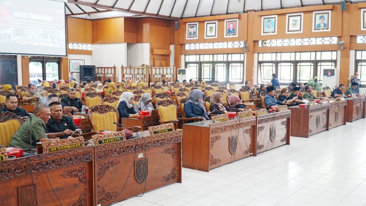 RAPAT DPRD KLATEN - Rapat Paripurna, agenda penyampaian pemandangan umum tujuh fraksi terhadap Rancangan Peraturan Daerah (Raperda) tentang Pajak Daerah dan Retribusi Daerah (PDRD), Selasa (4/11/2025) diGedung Paripurna DPRD Klaten.