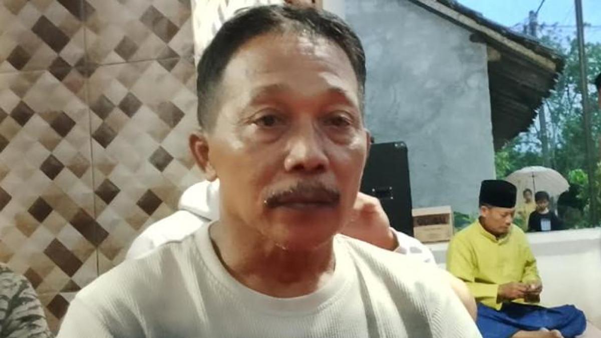MENGENANG BUAH HATI - Mulyono, ayah Rafi Catur korban Ponpes Al Khoziny Sidoarjo Jawa Timur saat wawancara, Kamis (2/10/2025) Dia paparkan sosok putranya mondok di Ponpes Al Khoziny Sidoarjo.