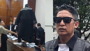 Aksi-nekat-Firdaus-Oiwobo-naik-di-atas-meja-di-PN-Jakut.jpg