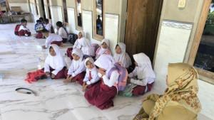 Bahasa-Inggris-kelas-8-halaman-169.jpg