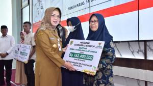 Bantuan-Bupati-Sukoharjo-Etik-Suryani.jpg