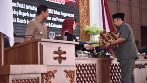 Bupati-Etik-Suryani-di-rapat-paripurna-DPRD-Sukoharjo.jpg