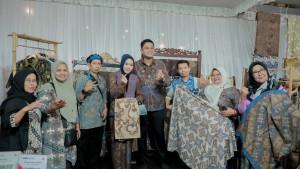 Bupati-Klaten-Hamenang-Wajar-Ismoyo-stand-batik.jpg