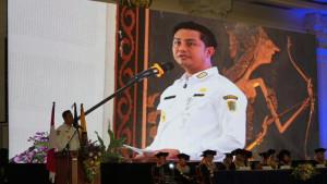 Bupati-Klaten-Hamenang-sambutan-di-wisuda-UMKLA.jpg