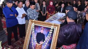 Bupati-Sukoharjo-Etik-Suryani-menyampaikan-rasa-duka-meninggalnya-Ki-Anom-Suroto.jpg