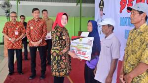 Bupati-Sukoharjo-Etik-Suryani-menyerahkan-BLT-ke-tani-tembakau.jpg