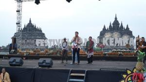 Bupati-Wabup-Klaten-Hamenang-Benny-hadiri-Festival-Candi-Kembar.jpg