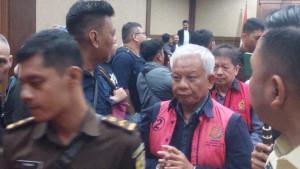 Direktur-PT-Refined-Bangka-Tin-Suparta-usai-menjalani-sidang-kasus-korupsi.jpg
