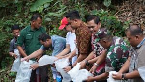 Hamenang-Wajar-Ismoyo-menebar-ikan-di-sungai.jpg