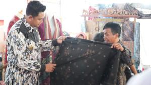 Hamenang-tinjau-stand-batik.jpg