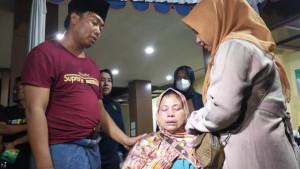 Ibunda-Aziz-Sukarti-terus-menerus-menangis-seusai-melihat-jenazah-sang-anak.jpg