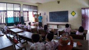 Ilustrasi-Guru-mengajar-di-kelas-sekolah.jpg