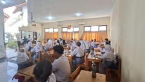 Jawaban-PKN-Kelas-12-Halaman-101-106-Makna-Sila-Ketuhanan-Yang-Maha-Esa-dalam-Pelaksanaan-Keyakinan.jpg