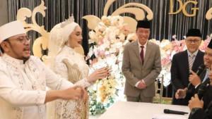 Jokowi-menahan-tawa-saat-Wali-Kota-Tegal-Dedy-Yon-Supriyono.jpg