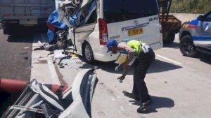 Kecelakaan-mobil-travel-melenabrak-mobil-cargo-di-Tol-Cisumdawu.jpg
