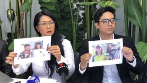 Kuasa-hukum-keluarga-Byron-dari-Malekat-Hukum-Law-Firm-menunjukkan-foto-almarhum.jpg
