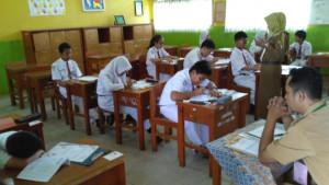 Kunci-Jawaban-Soal-PAI-Kelas-8-Halaman-44-Pengalaman-Kalian-dalam-Mencintai-Al-Quran.jpg