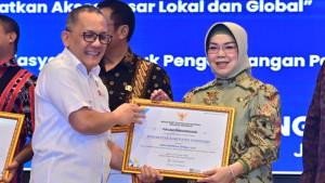 Laksana-Tri-Handoko-kepada-Bupati-Sukoharjo-Etik-Suryani.jpg