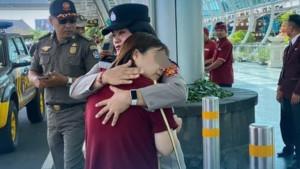 MK-WNA-asal-Jepang-saat-diamankan-petugas-Bandara-Bali.jpg