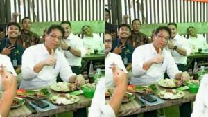 Menkeu-Purbaya-mengajak-stafnya-makan-ayam-goreng-di-warung-kaki-lima.jpg