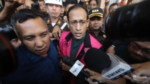 Nadiem-Makarim-mengenakan-rompi-tahanan-saat-keluar-dari-Gedung-Kejaksaan-Agung.jpg