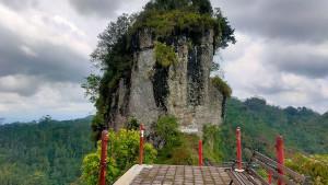 PUNCAK-WIDOSARI-Batu-besar-di-Puncak-Widosari-Kulon-Progo.jpg