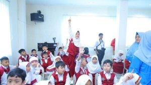 Pemkot-Palembang-membagikan-seragam-sekolah-gratis-untuk-murid-baru.jpg