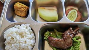 Penampakan-1-porsi-menu-MBG-berisi-nasi-ayam-kecap-tahu-goreng-sepotong-melon.jpg