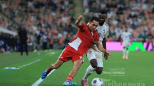 Pesepak-bola-Timas-Indonesia-Miliano-Jonathans-saat-berebut-dengan-timnas.jpg