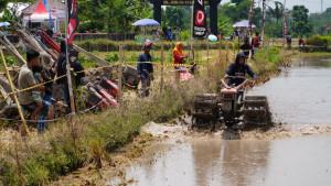 Peserta-memacu-traktor-dalam-perlombaan-balap-traktor-Klaten.jpg