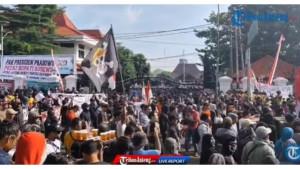 Ribuan-massa-sudah-memadati-Alun-alun-Kabupaten-Pati-Jawa-Tengah-untu.jpg