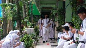 Sejumlah-siswa-SMA-Negeri-35-Jakarta-bercengkerama-dengan-teman.jpg