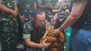 Sepriana-Paulina-Mirpey-bersimpuh-di-kaki-Panglima-Kodam-IXUdayana.jpg