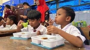 Siswa-siswi-SD-N-1-Prambanan-menikmati-menu-makanan.jpg