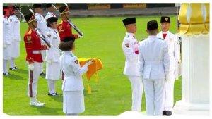 Suparman-Wenda-saat-menyerahkan-Bendera-Merah.jpg