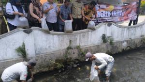 Tebar-benih-ikan-nila-dalam-rangka-peningkatan-HUT-ke-75-DPRD-Klaten.jpg