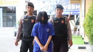 Wanita-berinisial-FE-yang-merupakan-dokter-gadungan-digelandang-di-Polres-Bantul.jpg