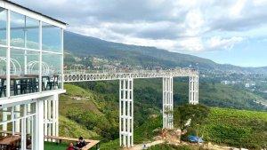 Wisatawan-menaiki-jembatan-kaca-viral-di-Kemuning-Sky-Hills-Karanganyar.jpg