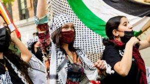 aksi-Bella-Hadid-saat-dukung-kebebasan-Palestina.jpg