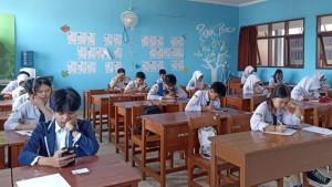 halaman-7-8-Bahasa-Indonesia-kelas-8.jpg