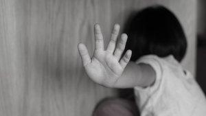 ilustrasi-kekerasan-pada-anak-hitam-putih.jpg