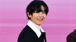 kim-taehyung-atau-v-tampil-bersama-grupnya-bts.jpg