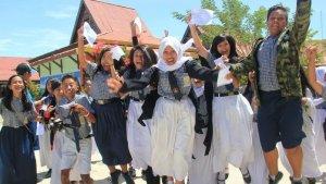 siswa-smp-bergembira.jpg