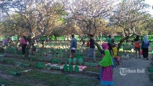 tradisi-ziarah-kubur-jelang-ramadhan-2023.jpg