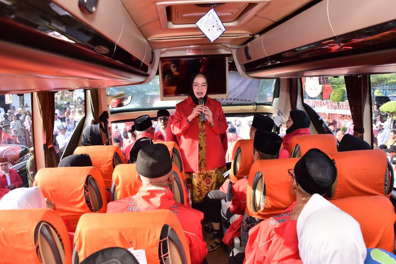 355-calon-haji-dari-Kabupaten-Sukoharjo-dilepas-Bupati-Etik-Suryani.jpg