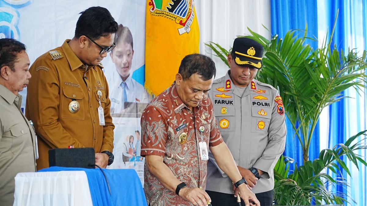 Ahmad-Luthfi-dan-Bupati-Klaten-Hamenang-meresmikan-SMA-Negeri-1-Kemalang.jpg