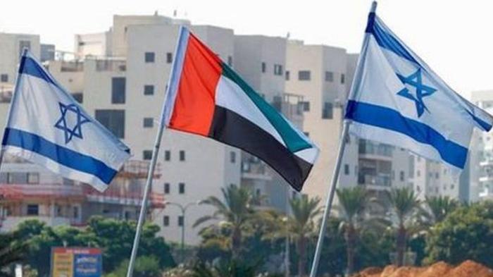 Bendera-Israel-dan-UEA-berjejer-di-jalan-jalan-kota-Israel.jpg